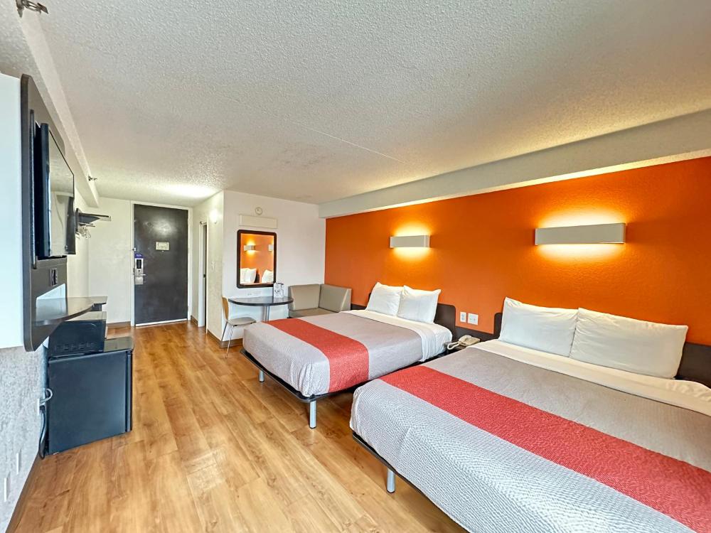 Deluxe Queen Room with Two Queen Beds interior